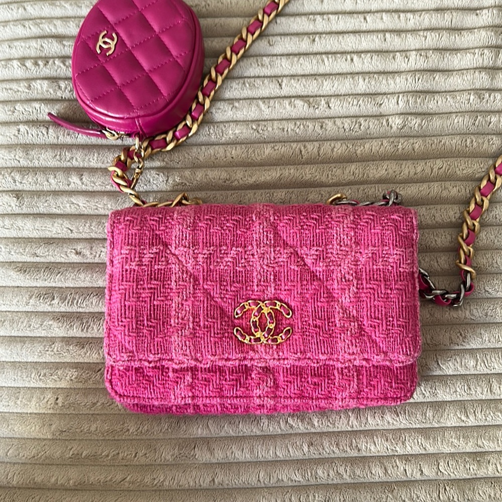 Chanel 19 Wallet on chain Tweed Pink